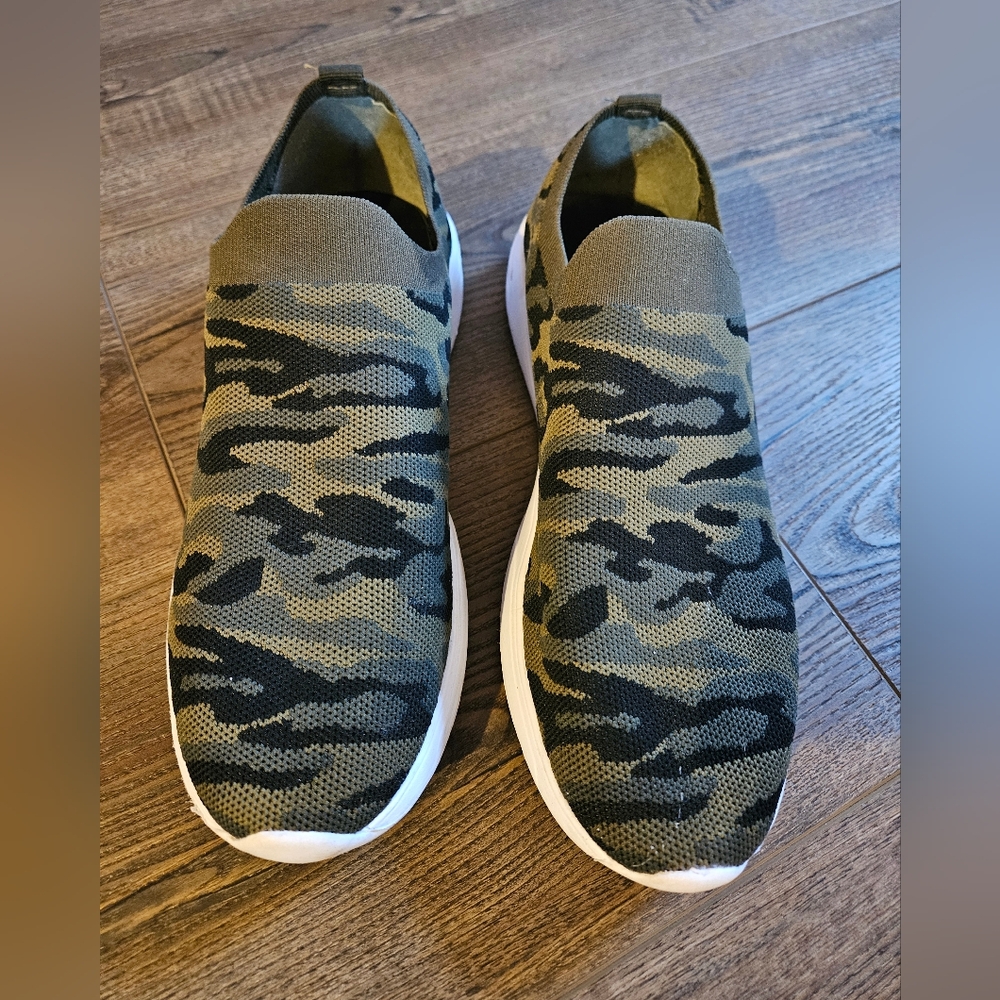 Steve Madden Camo slip ons